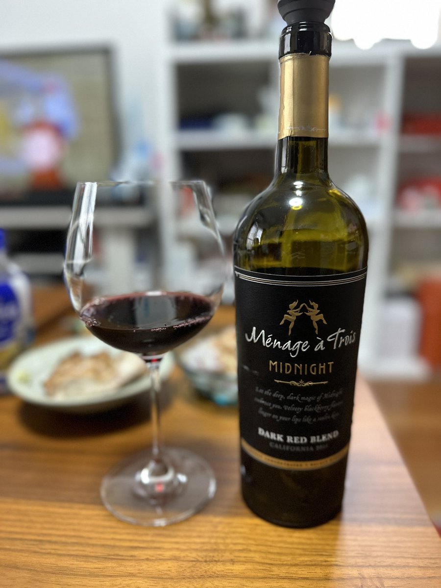 yama666zaki's tweet photo. 今日はワインだな🍷
( ^ ^ )/■¡Salud!
カリフォルニアワインとチリワイン好き😋👍
#menageatrois #millaman #ピーロートジャパン #赤ワイン https://t.co/21emc3wlS9