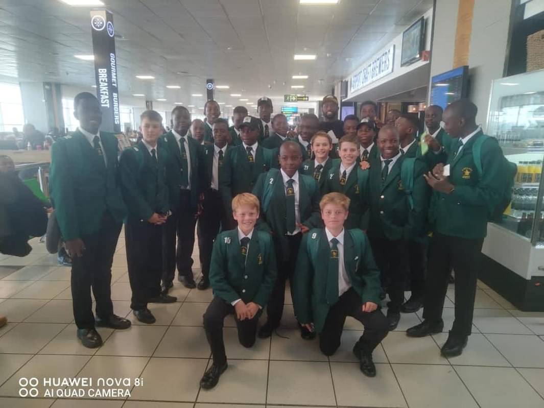 #JnrSablesU14 🇿🇼 chance meeting with #Springboks 🇿🇦 Captain Siya Kolisi at the airport who is game for photo #Rugby 😎twitter.com/pasinaDambudzo…