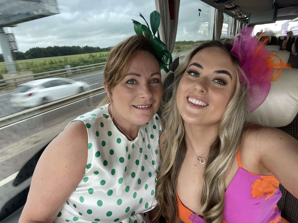 WcLena's tweet photo. Great day with my gorgeous daughter and friends at Royal Ascot 💕 https://t.co/qxUYtP72Z4