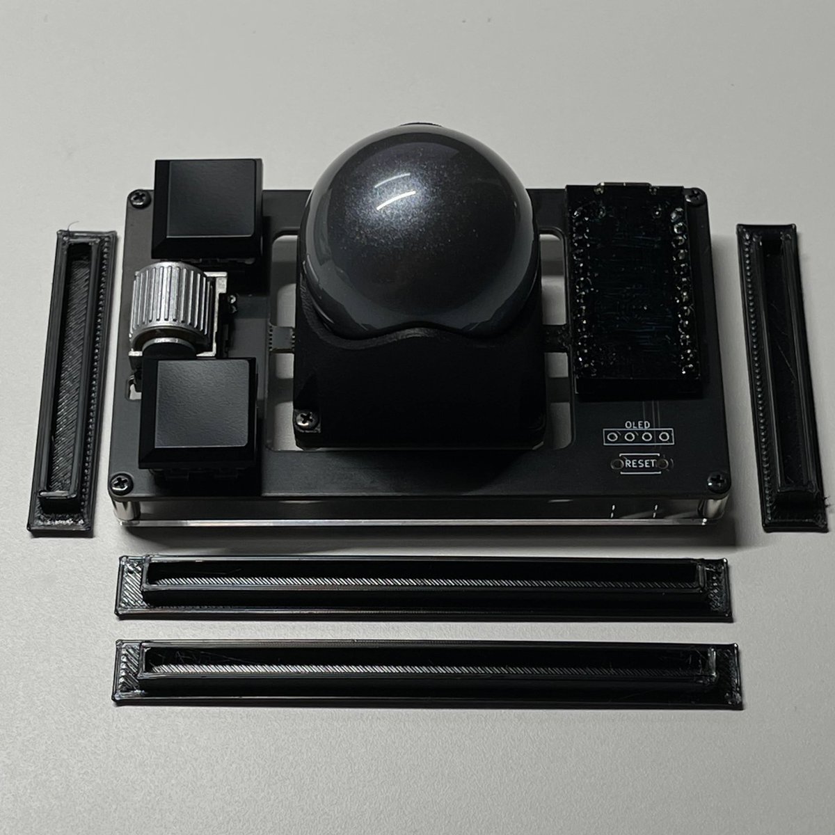 matts_code's tweet photo. meishi Trackball Module 用の側面カバーを作ってみましたので公開します。
側面からの LED ライトの漏れが軽減します、プリントされる場合には TPU 素材がお勧め。
https://t.co/vz9eSzhQeF
#booth_pm
#trackball_module https://t.co/Ff90omv6TV