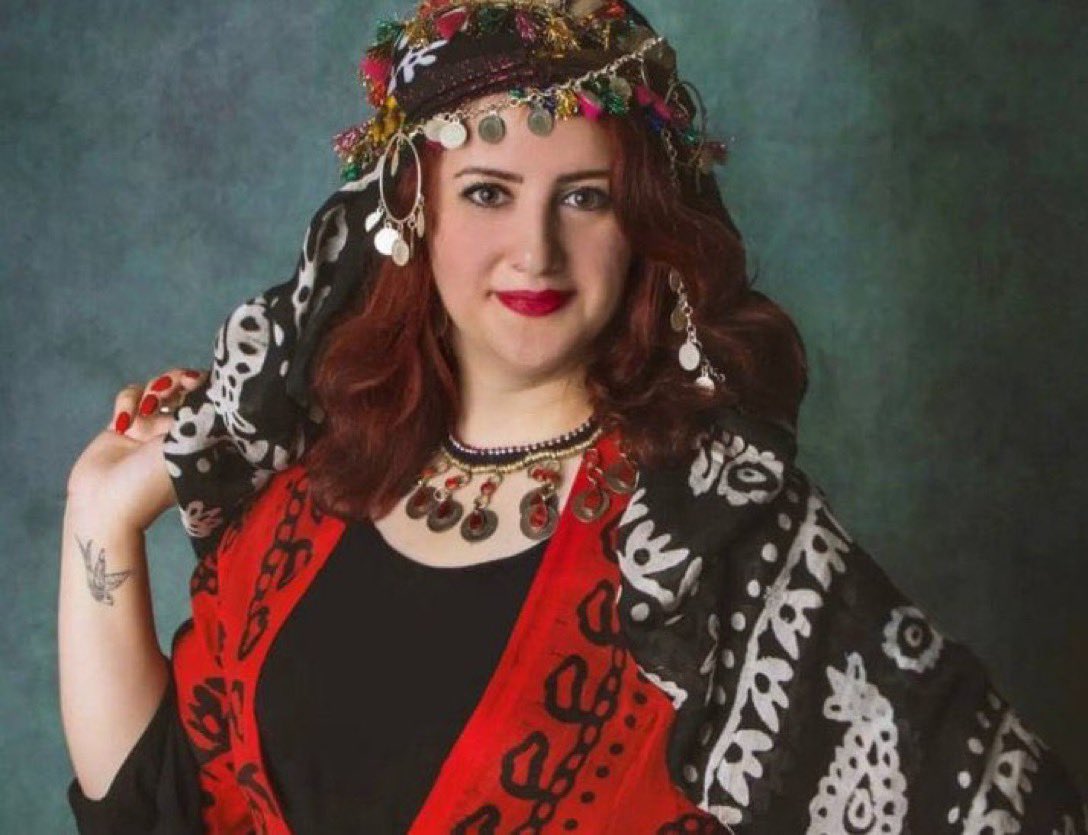 #Iran:
Update: Iraanse journalist #ZhinaModaresGorji wordt nog steeds vastgehouden in Sanandaj, W-Iran
Ze is valselijk beschuldigd van "collaboratie met een vijandige staat".
Ze wordt fysiek &amp; psychisch gemarteld.
Ze kan de doodstraf krijgen.
Wees svp haar stem.
#WomanLifeFreedom