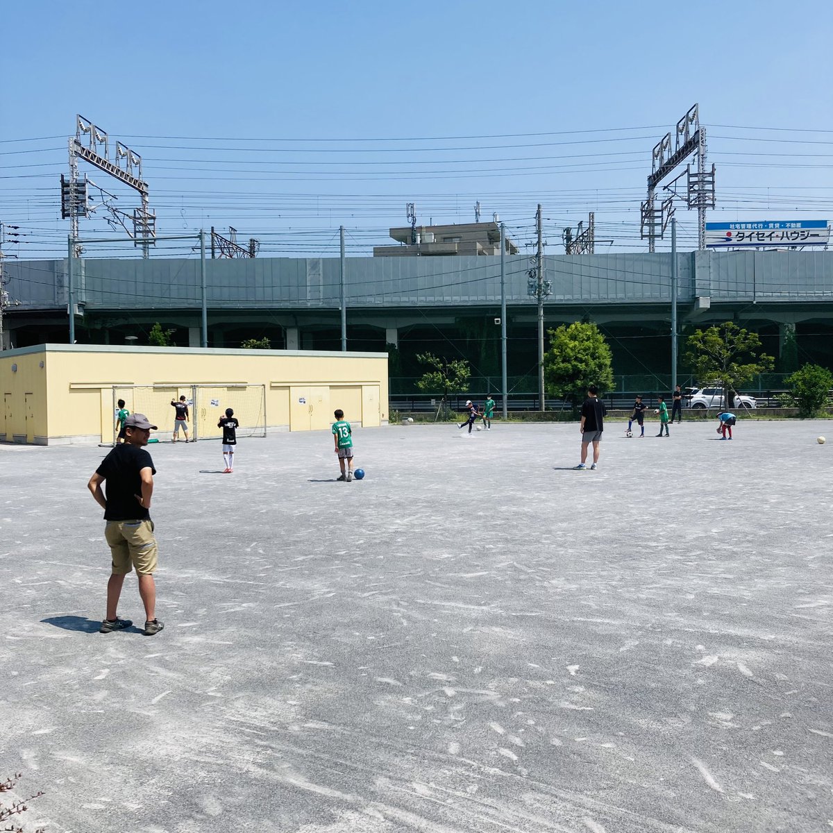 teppeinakao's tweet photo. 仕事して玄関を掃除して自転車のメンテナンスしてサッカーサポートからの合宿打ち合わせで今日はもういい?🙋♂️
#仕事と育児の隙間から
#ナカオテッペイ
#surlylht
#サッカーサポート https://t.co/79Fi1hoyRp
