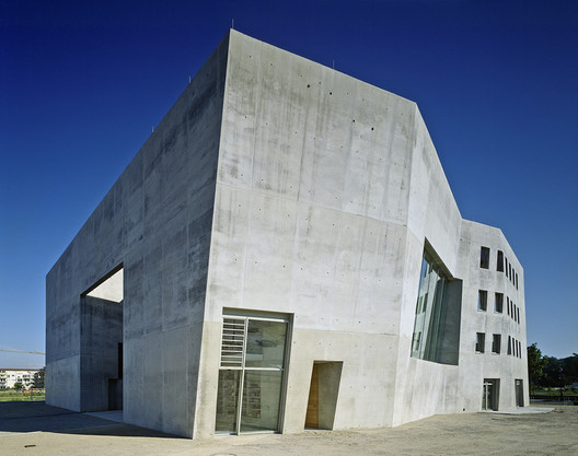 ManuelRevilla57's tweet photo. Dos iglesias, una protestante y otra católica en un solo edificio, situadas en la plaza central de un distrito de la ciudad de Freiburg  en Alemania.
KSG Architekten, 2004
#DomingosDeParroquia
https://t.co/JOgWnNOGEt https://t.co/AcTcg4ZIGt