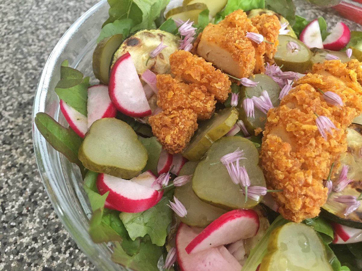 Groeneschoenen's tweet photo. Rechtstreeks vanuit de #buurtmoestuin op het bord.
Lauwwarme salade met couscous, sla, ruccola, radijs, gegrilde courgette, augurk, bloemen vd bieslook en vegan chick*n tenders. 
#saladeweer #tewarmomtekoken https://t.co/dBPUZgkA6x