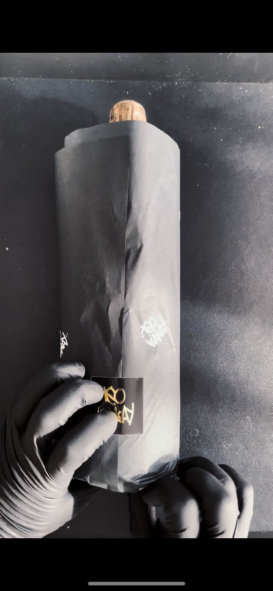 Preparate un ordine con me🍾📦🚛 ecco i dettagli⚡️ 

#art #graffiti #streetstyle #regalo #artista #designmadeinitaly #champagnepersonalizzato #bottigliapersonalizzata #customchampagne #arteitaliana #bollinger #bollingerchampagne #theflash #theflashmovie 
#tutorial #experiment