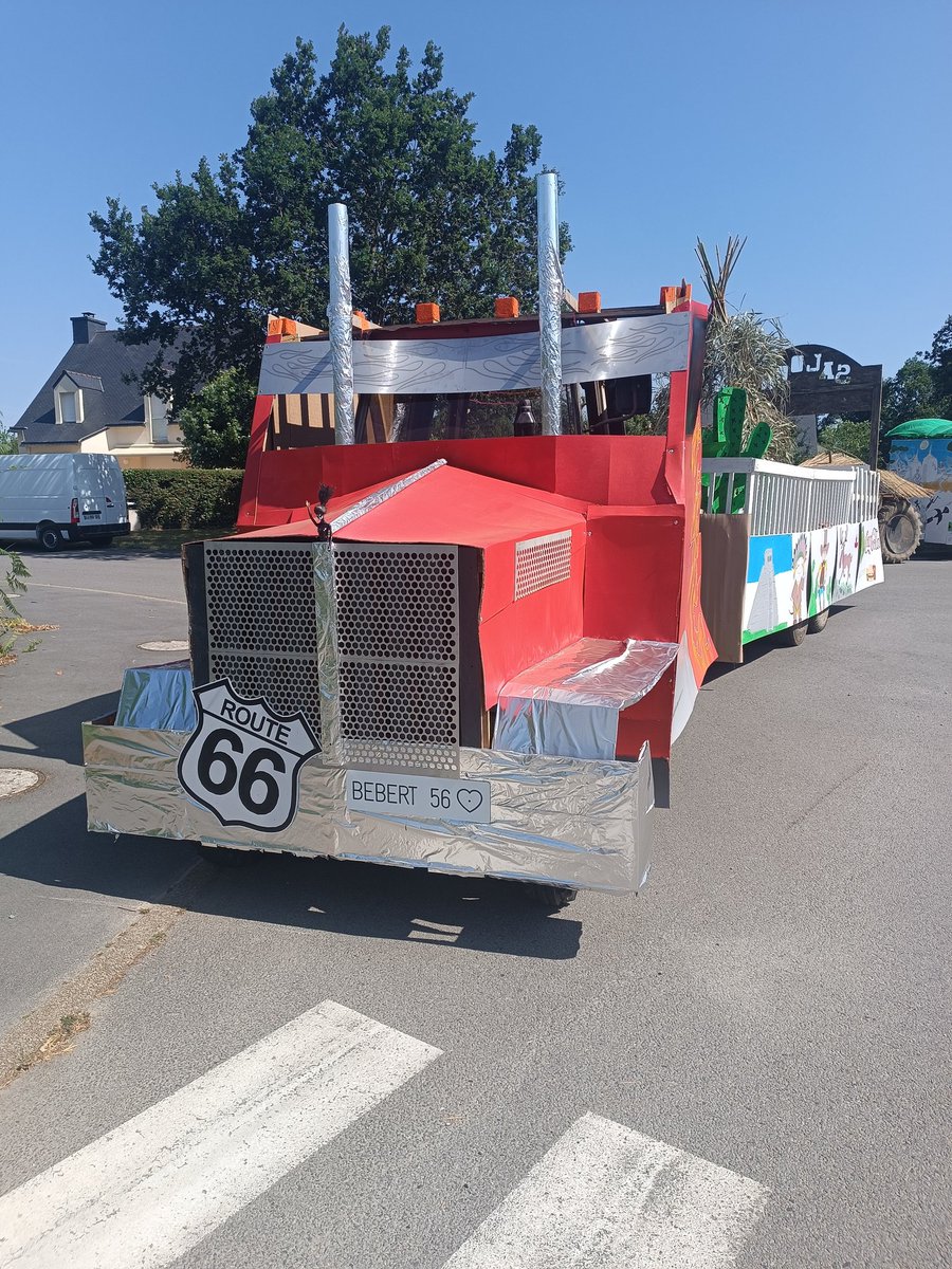 Aujourd'hui, le tracteur passe en mode #Amerique.
Kermesse de l'école de #NoyalMuzillac