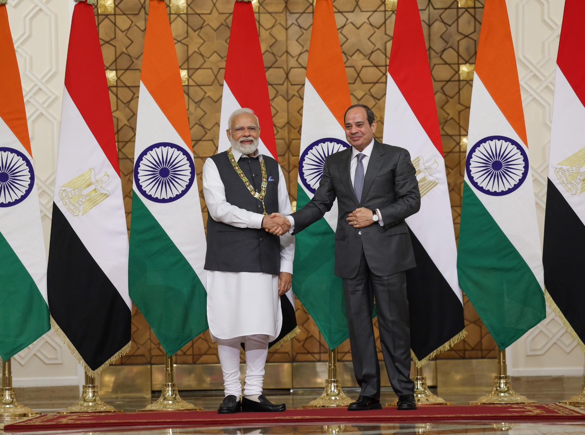 A mark of abiding friendship between 🇮🇳 & 🇪🇬!

PM @narendramodi was conferred with the highest civilian honour of Egypt, the 'Order of the Nile', by President @AlsisiOfficial in Cairo on 25 June 2023