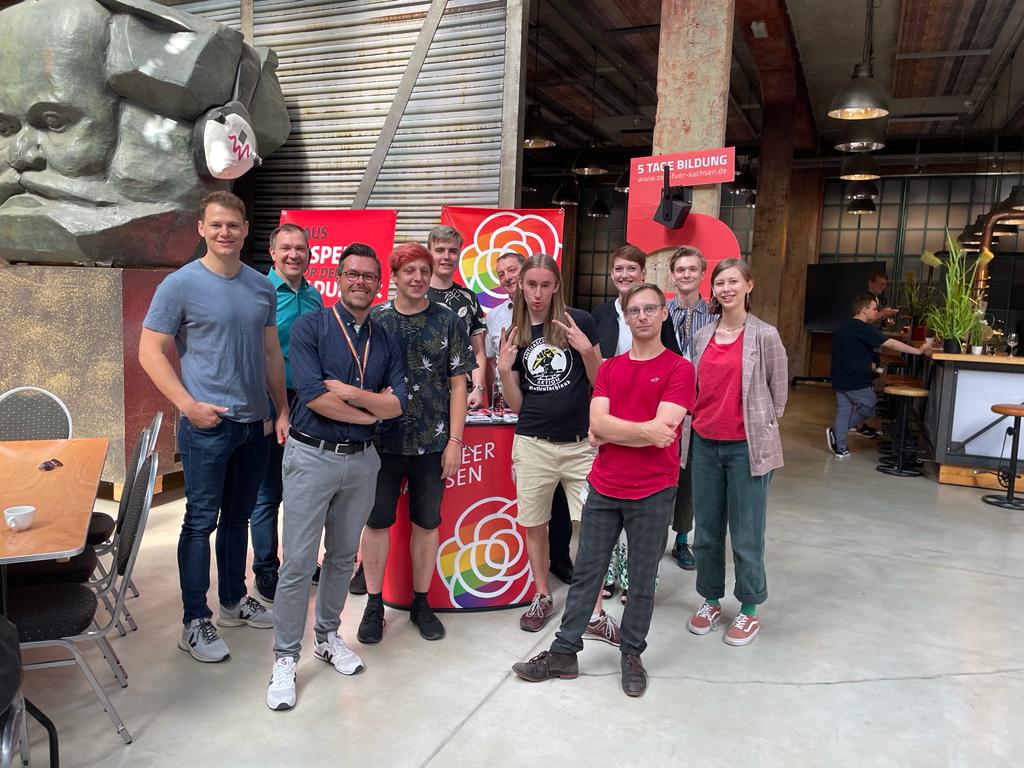 SPDqueerSachsen's tweet photo. Queere Sozialdemokrat"innen findet ihr zahlreich auf dem #saxlpt der @spdsachsen. Und wir freuen uns natürlich über weitere Unterstützung! https://t.co/oW2Bkkc8Bd