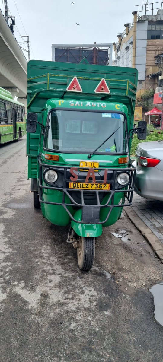 deepak3d's tweet photo. @dtptraffic wrongly parked and blocking car way which is rightly parked. Then fought also . Sunday time 3:44 pm place in front of vardhman electronics near j p Market pitampura. https://t.co/LJBwWofk37