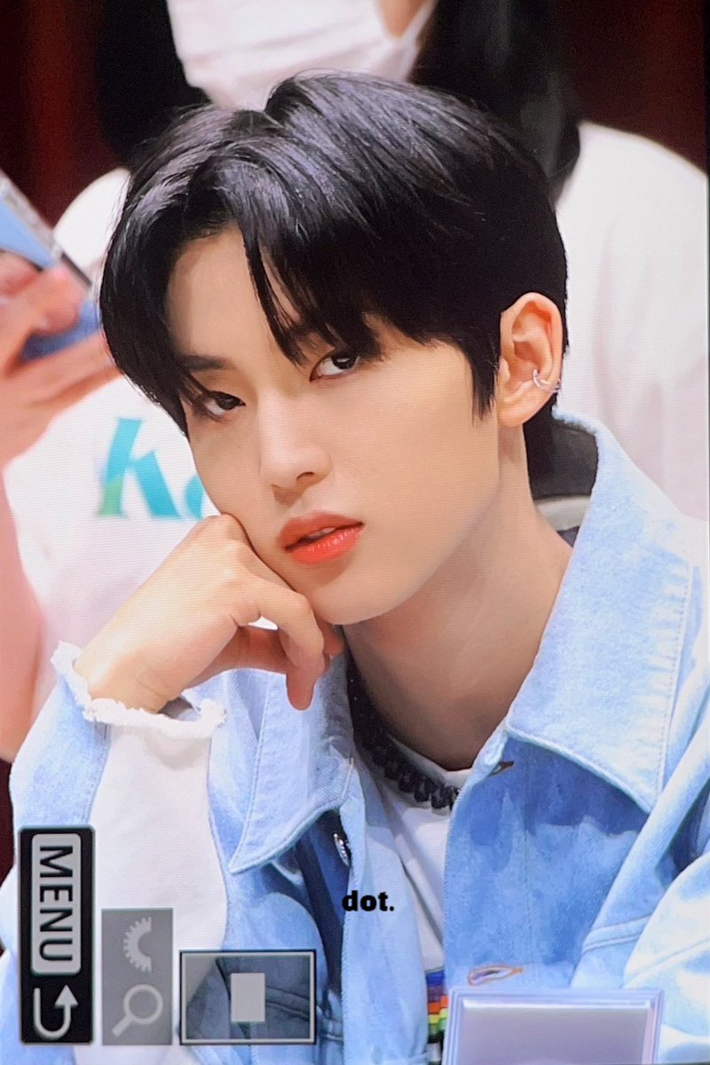 hwihwidotcom's tweet photo. 230625 메이크스타

학생 오늘 얼굴 대박🥸

#TNX #TheNewSix #은휘 #휘 #EUNHWI https://t.co/nVsLkAYJbO