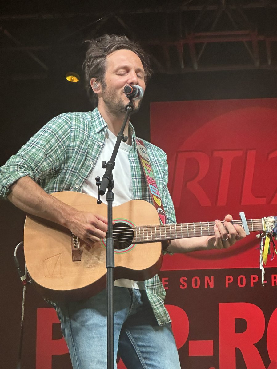 Auretardi's tweet photo. Un artiste humain, bienveillant et généreux, qui ne cherche qu’à rendre les gens heureux !!! 
Il le dit suffisamment dans ses concerts, il ne parle jamais de politique ! 
Et merci pour ça @VianneyMusique 
#Vianney #goodmusic #bienvaillance #Respect https://t.co/mQeMBwtZWH