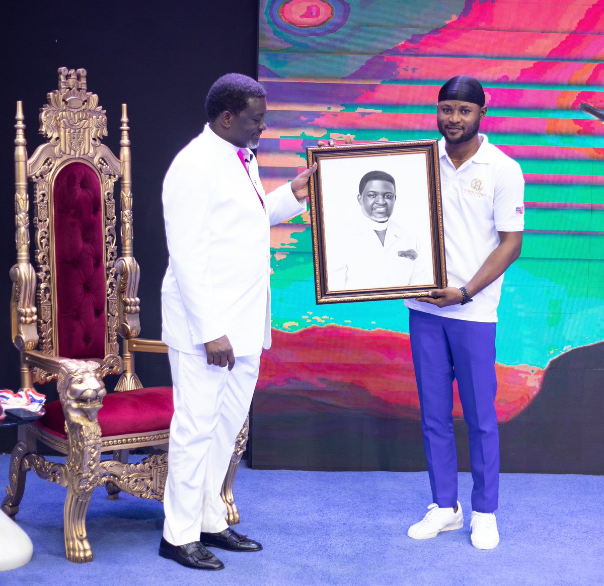 FaithOOFathers's tweet photo. Last Sunday ,we were honored to have celebrated #FathersDay2023 with @Cagyinasare  where we honored him as the Father of the Year.

Archbishop is a great father,a man of value &amp; integrity and a role model to the youth across the globe.

Thank you for being a Father of Faith. https://t.co/PvFwrit4uj