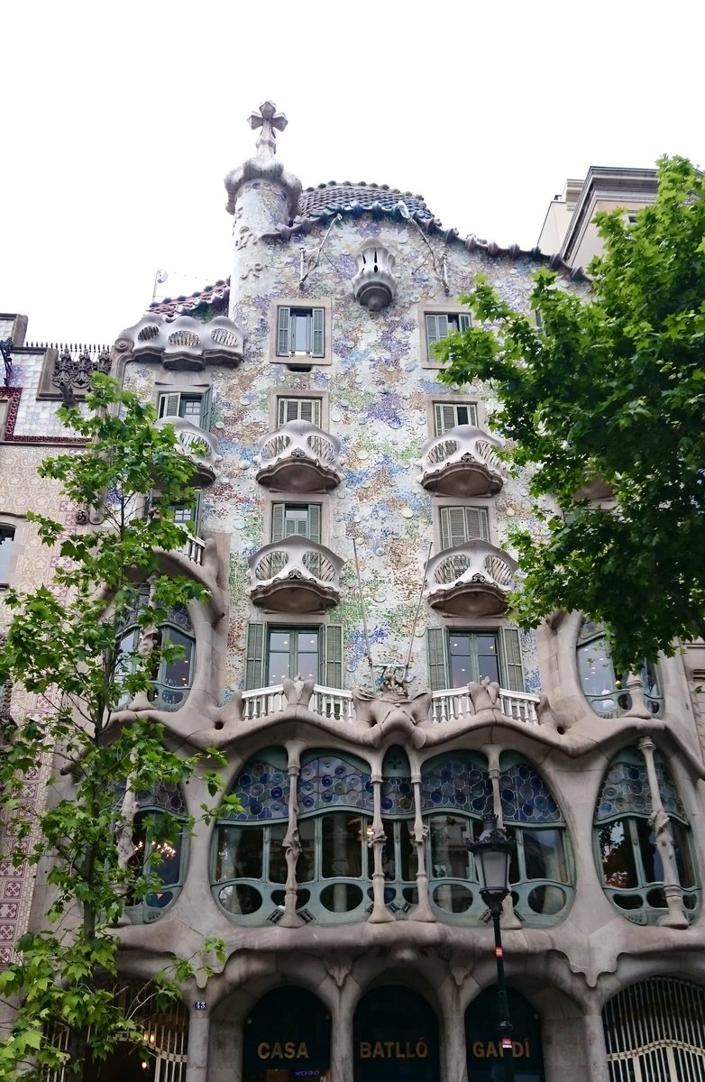 6月25日　#住宅デー
スペインの建築家 #アントニ・ガウディ の誕生日に因んで全国建設労働組合総連合が制定。

画像はスペイン旅行に行った際に撮影したカサ•バトリョの外観です。
#AntoniGaudi #Gaudi #建築 #スペイン #バルセロナ #世界遺産 #キリトリセカイ