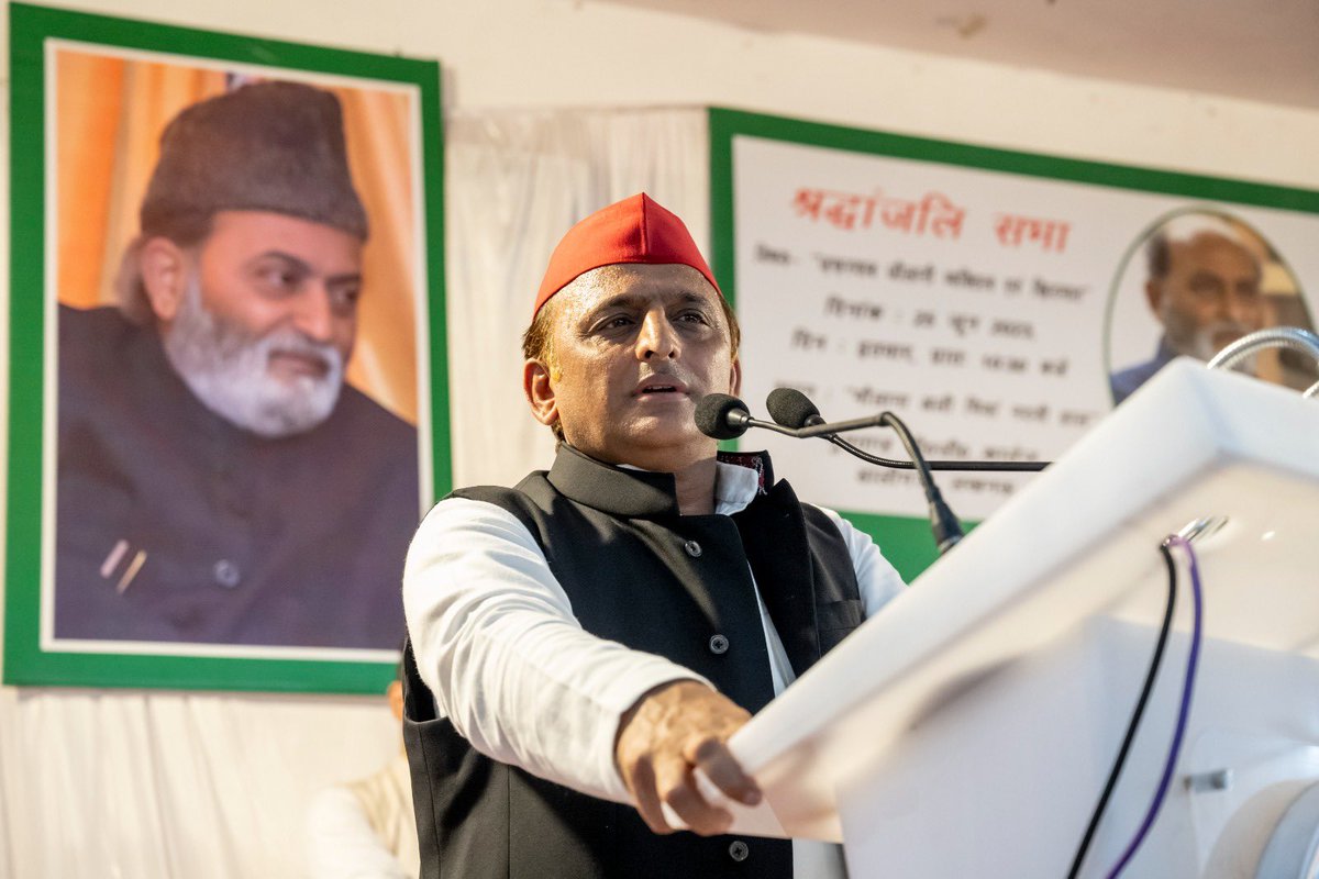 yadavakhilesh's tweet photo. आज जनाब ज़फ़रयाब जिलानी जी की श्रद्धांजलि सभा में। https://t.co/b7fsMp3viw
