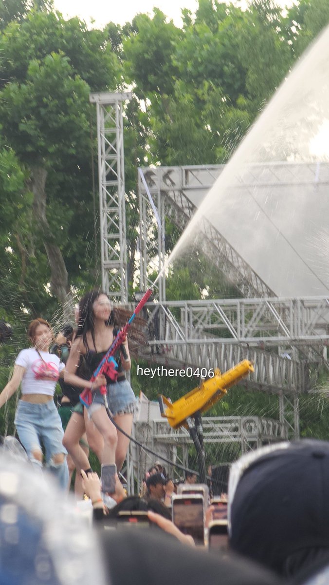 Rocket puncher having the time of her life 

#카리나 #Karina #aespa #WATERBOMB2023