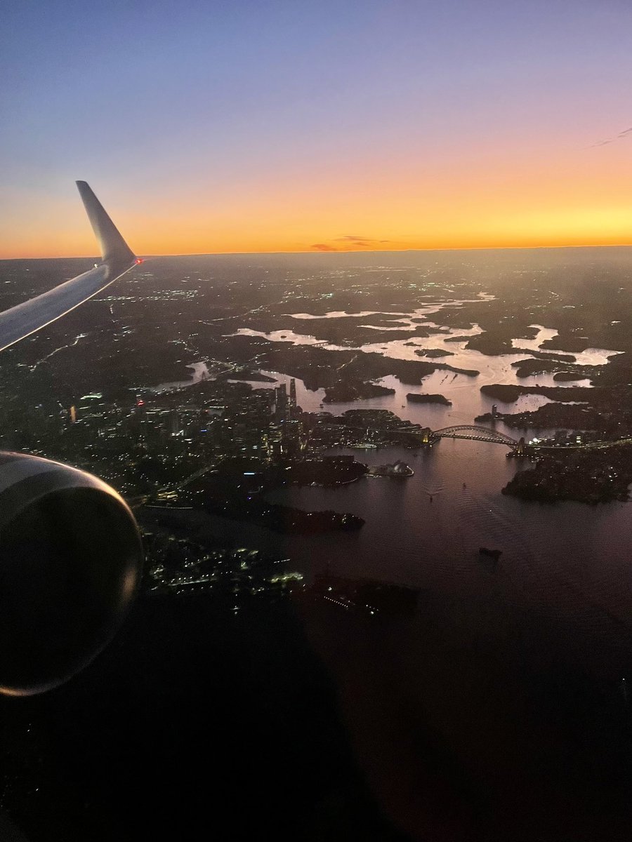 LeisaGoddard's tweet photo. Stunning light show over Sydney tonight. #sunset #workweekbegins https://t.co/2KZVcRS2AO