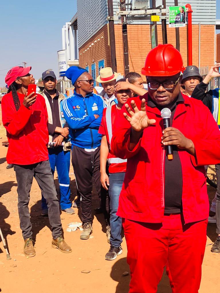 ♦️Happening Now♦️

The MMC is officially launching the installed cameras and Street Patrollers program at Finetown and Ennerdale communities. We are dealing with criminality #ManjeNamhlanje!