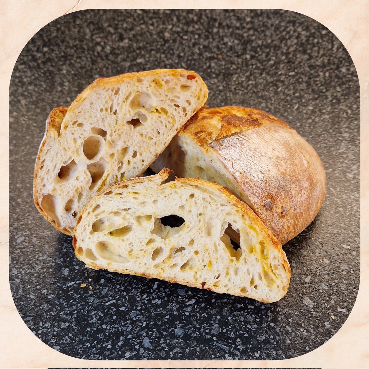 ShanDS14's tweet photo. ^_* Cheese Sourdough with Chilli ~ 🍞🧀🌶🍞
Playing with the dough and birds eye chilli, just one... hahaha 🍞🥰🤣🍞
#Sourdough #Dezgard16 #Cheese #ChilliHeat #FunofBread https://t.co/cdcEfE5q9K