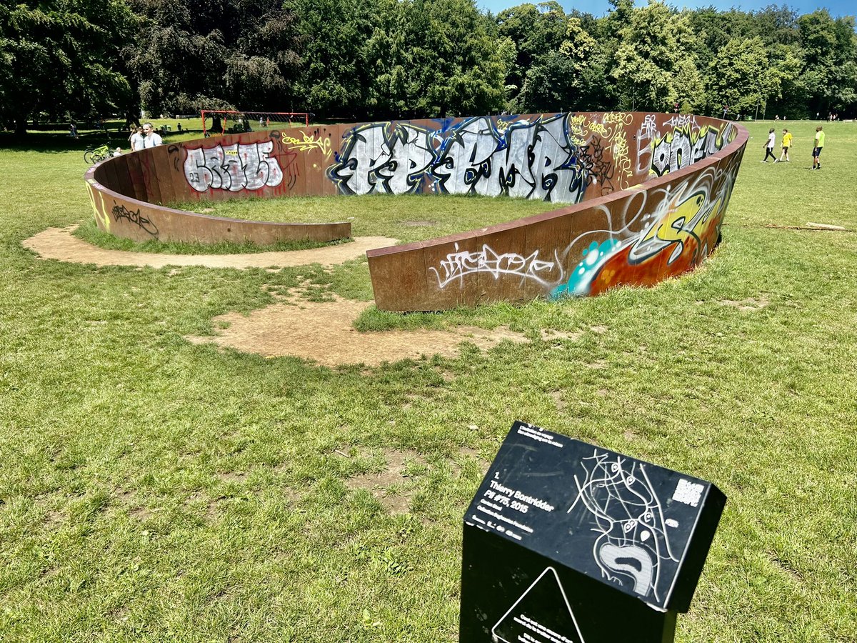 DefournyFran's tweet image. La @VilleBruxelles aurait pu réfléchir 2 minutes avant d’installer un attrape mouches au centre de son plus beau parc. C’était tellement prévisible, quand on ne se donne pas les moyens de lutter contre le #vandalisme. @DelphineHouba @PhilippeClose #boisdelacambre #Bruxelles