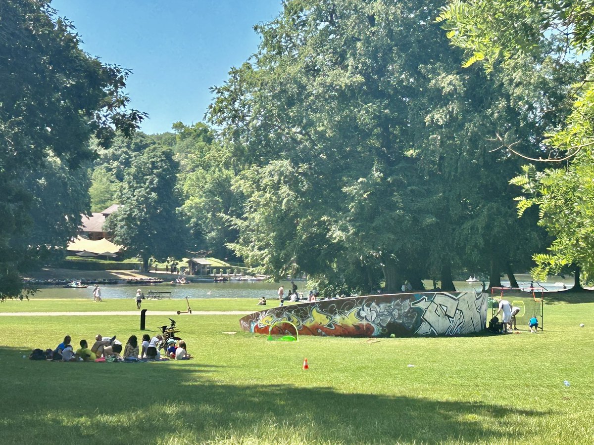 DefournyFran's tweet image. La @VilleBruxelles aurait pu réfléchir 2 minutes avant d’installer un attrape mouches au centre de son plus beau parc. C’était tellement prévisible, quand on ne se donne pas les moyens de lutter contre le #vandalisme. @DelphineHouba @PhilippeClose #boisdelacambre #Bruxelles