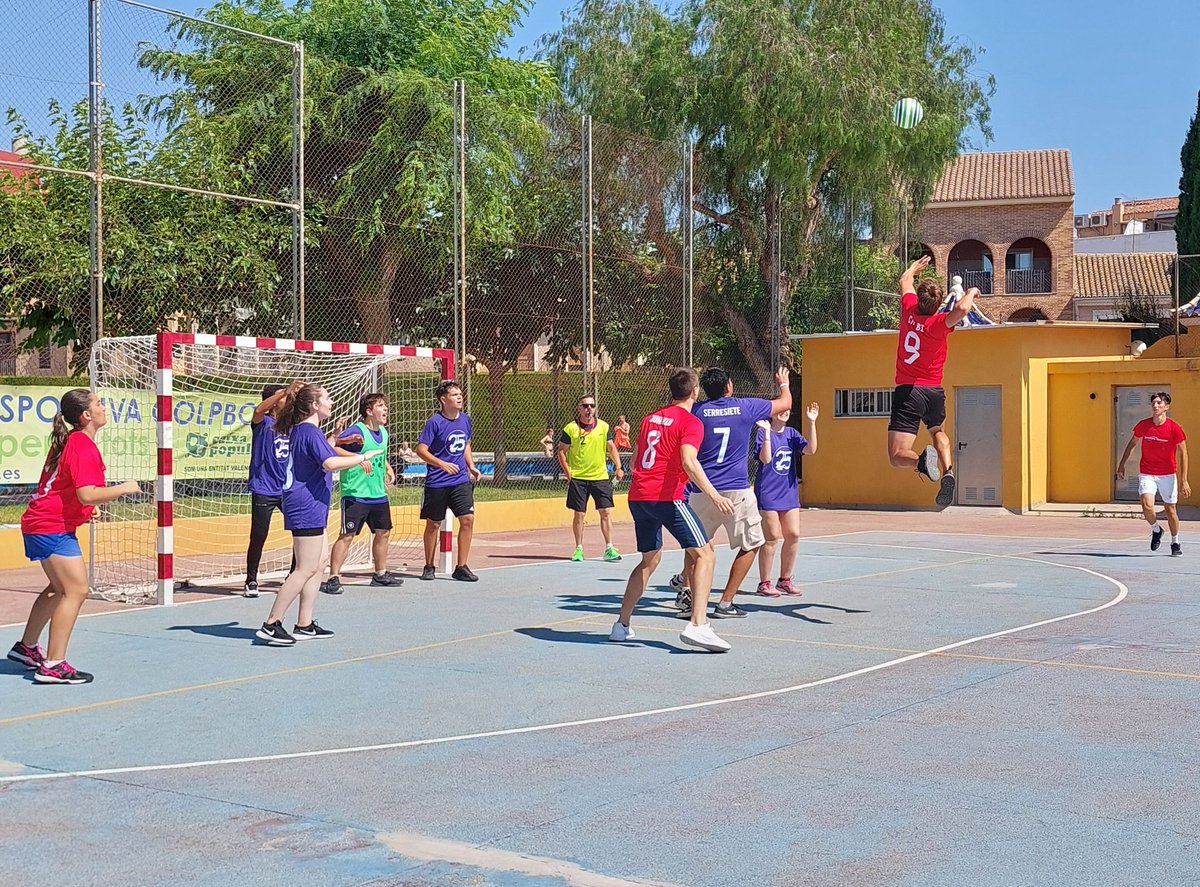 25_ies's tweet photo. Ya queda menos para la gran final, de #colpbol del equipo del @25_ies #Alfafar contra el equipo de Oliva. En 30m en el polideportivo de Nazaret. Ànims campions! 💪 https://t.co/1uV1cZzgRR