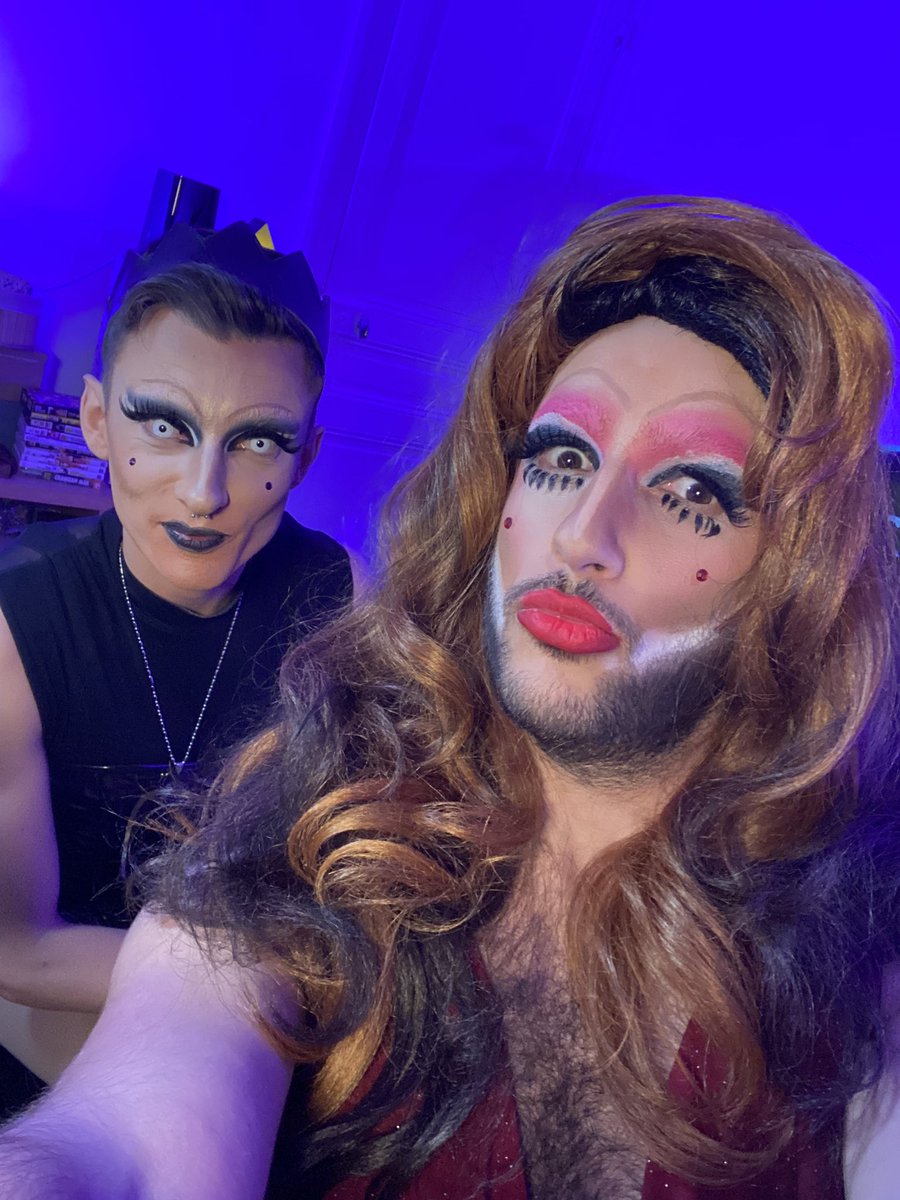 Retour sur le makeover w/ <a href="/NVondabitch/">Natalia VonDabitch</a>, qui a eu lieu en direct jeudi dernier sur ma chaîne Twitch.

Un moment incroyable, où on a pu discuter du milieu drag, de la commu #LGBTQIAplus et de plein d’autres choses.

N’hésitez pas à jeter un œil à la rediffusion !

#pridemonth #drag