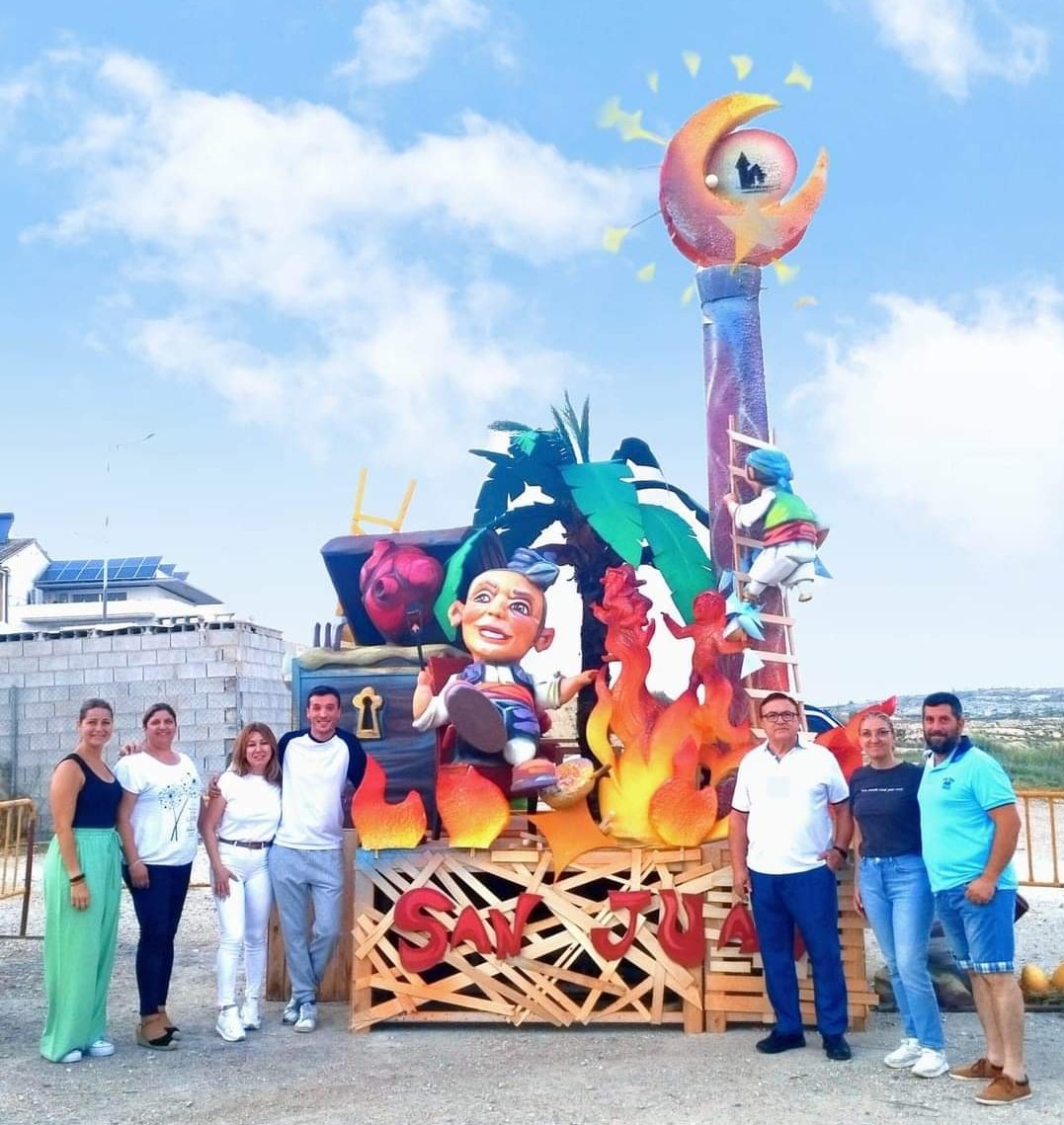 👉Magnífico preludio del Día de San Juan con la celebración de la quema de la falla en Campos del Río. Durante la tarde, ofrenda a los patronos San Juan Bautista y la Virgen del Rosario🌹

#CamposDelRío #DondeViveLaLuna