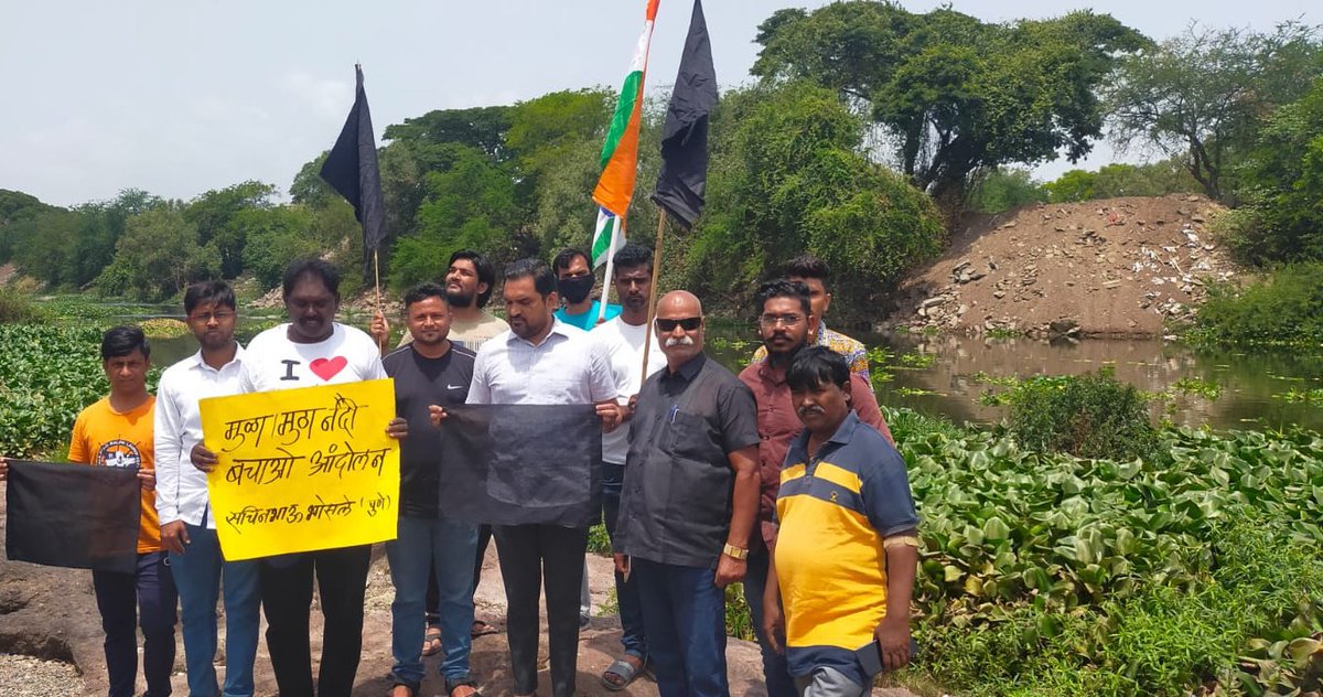 #saverivers  Dumping of huge debris is occuring along the River bed of Mula River near Shantinagar Pune leading to narrowing of River channel. Protest was organized by @Sachin77889900. Present on the ocassion were @POOJAANANDINC, @AniketAdsul20, @INCIndia & local social activist
