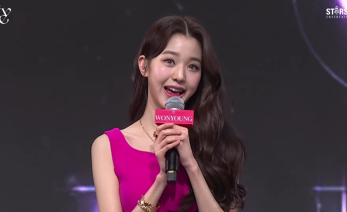 parasayunya's tweet photo. @ofGladiolus ᅠ
ᅠ

"Halo semuanyaaaaa~"Seru puan bertubuh paling jangkung itu, seraya mengarahkan microphone ke arah penonton di hadapannya.

ᅠ
ᅠᅠ https://t.co/65xXSPM4Np