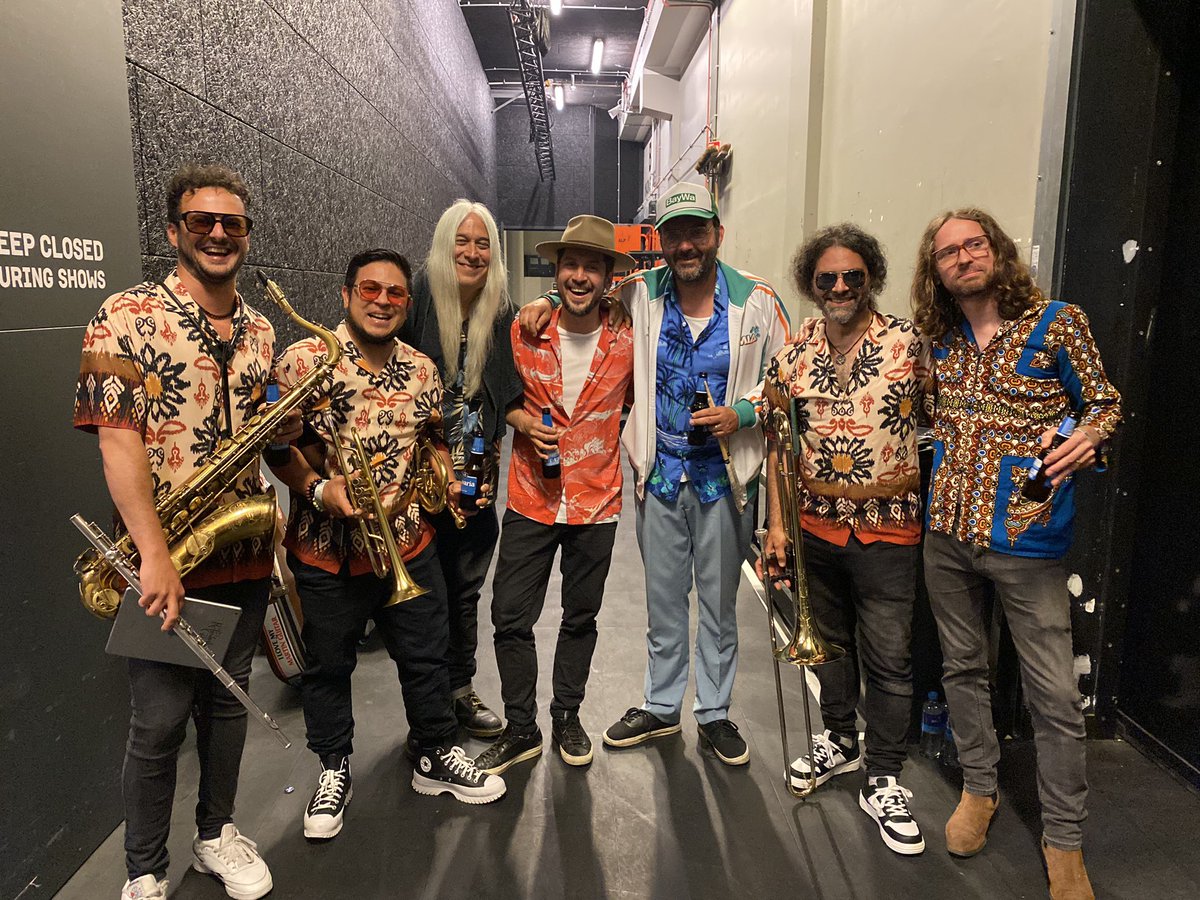 RandyPlatts's tweet image. 🇳🇱 That’s a wrap. Sunshine, smiles and pure joy after a sell-out tour this week in The Netherlands with Young Gun Silver Fox ❤️ Back home now to my ladies ❤️

📸 @ritakuenen_fotografie