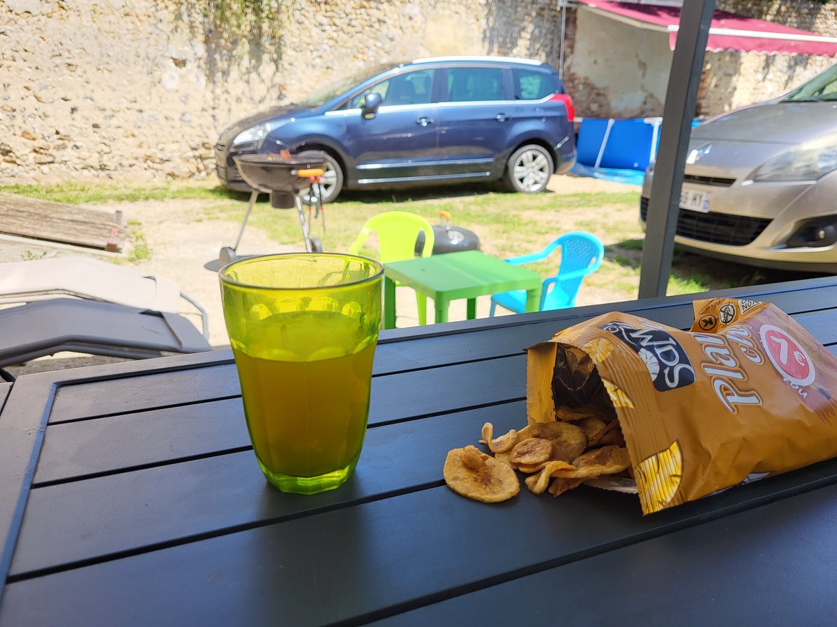 estobaal's tweet photo. Un verre de punch, quelque bandes plantain séché avec le barbuc qui chauffe et la piscine à bonne température on se croirait presque en vacances. #vacances #été #punch #bananeplantain #barbuc #barbecue #piscine #chaleur☀️ https://t.co/r4BJwgxcLU