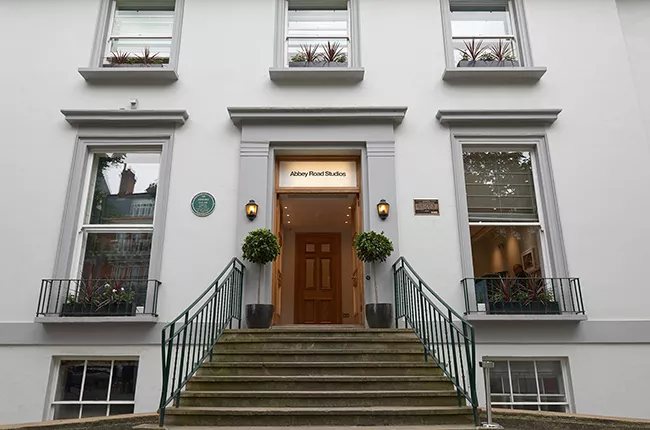 ThielBruno's tweet photo. Etre à Londres et ne pas passer par le studio Abbey Road serait un véritable crime de lèse majesté, non ? https://t.co/UUHJVxvKNt