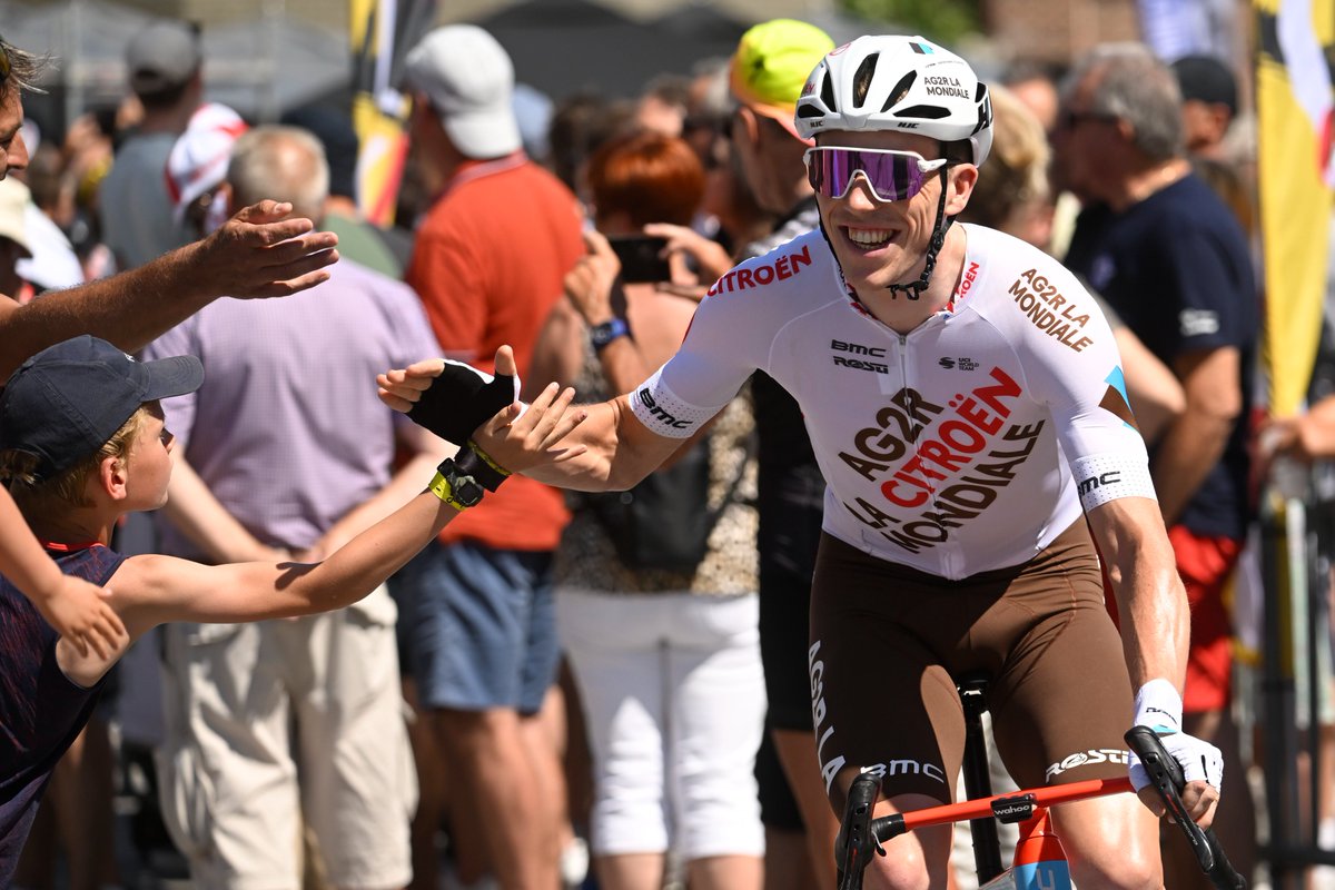 Fans were out here in <a href="/izegem/">Stad Izegem</a> !

And the riders made their day 😍

#BKIZegem23