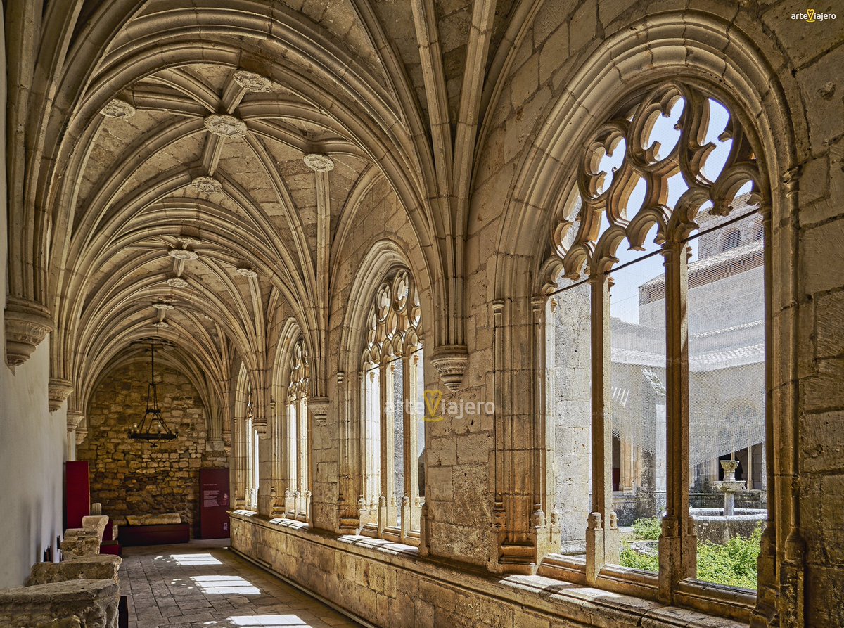 Colegiata de Covarrubias, una de las maravillas artísticas que nos ofrece la provincia de #Burgos. Sus obras comenzaron en el año 1474 sobre un edificio anterior de estilo románico. En ella se conserva el magnífico tríptico de la Epifanía #FelizDomingo #photograghy