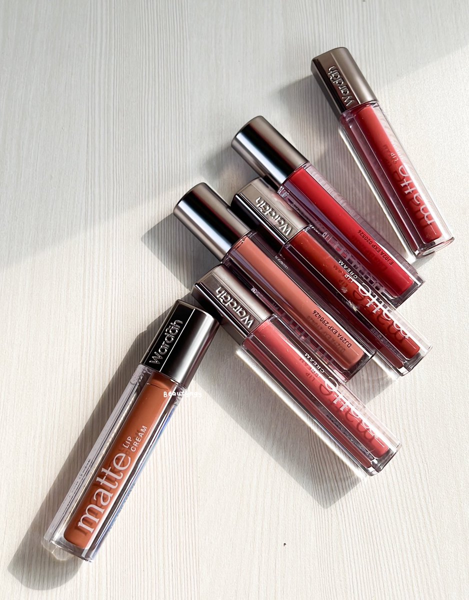 dairypinkid's tweet photo. Wardah exclusive lip cream selain packagingnya cantik, shadenya juga cantik!

New formulanya bagus bgtt bgtt bgttt dia matte tapi ga bikin kerasa kering terus ada spf jugak

Ada yg mau thread swatch di bibir ga? 🥹
Worth bgt buat jajan ini‼️ https://t.co/2Ke81p3g05