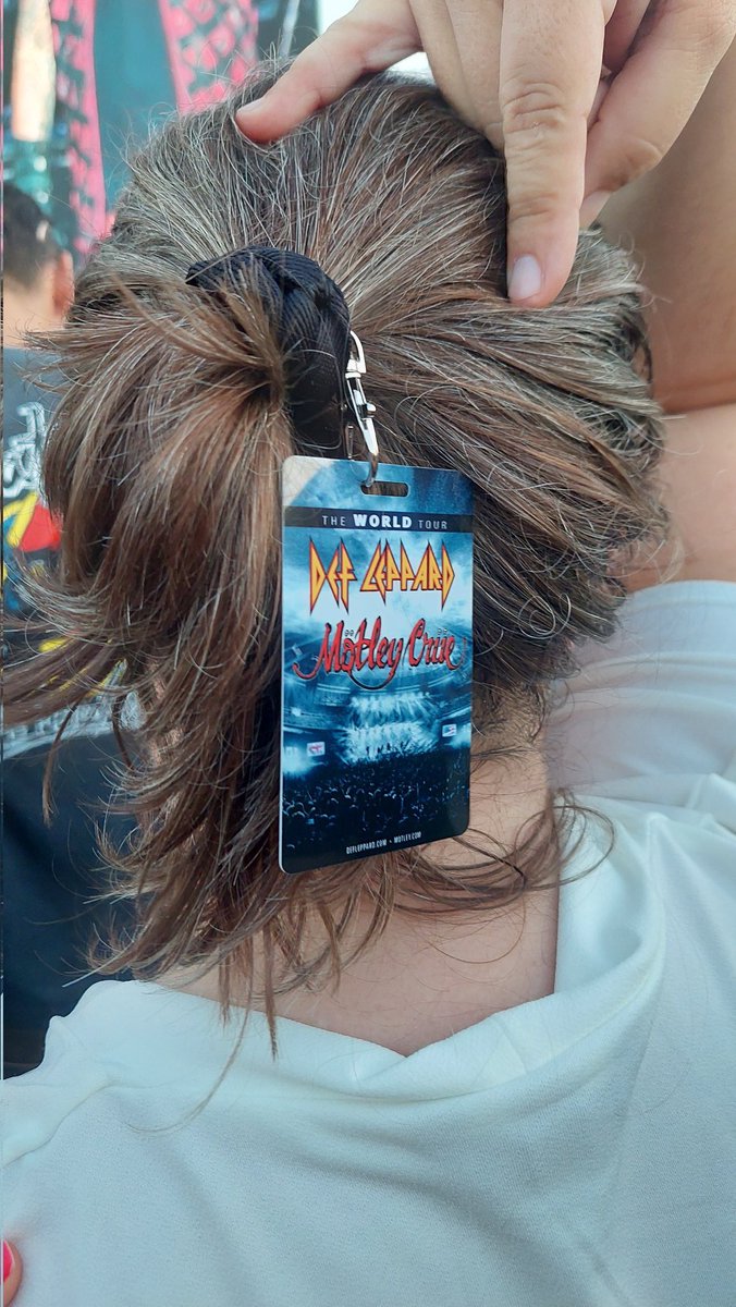 Babelita's tweet photo. Cómo sobrellevar el calor y no morir en el intento...
Conciertazo de los @MotleyCrue y #DeffLepard
Ambientazo!!!
Larga vida al rock!!
#Letsrockbaby
#rockmusic https://t.co/kbOiHasf7P
