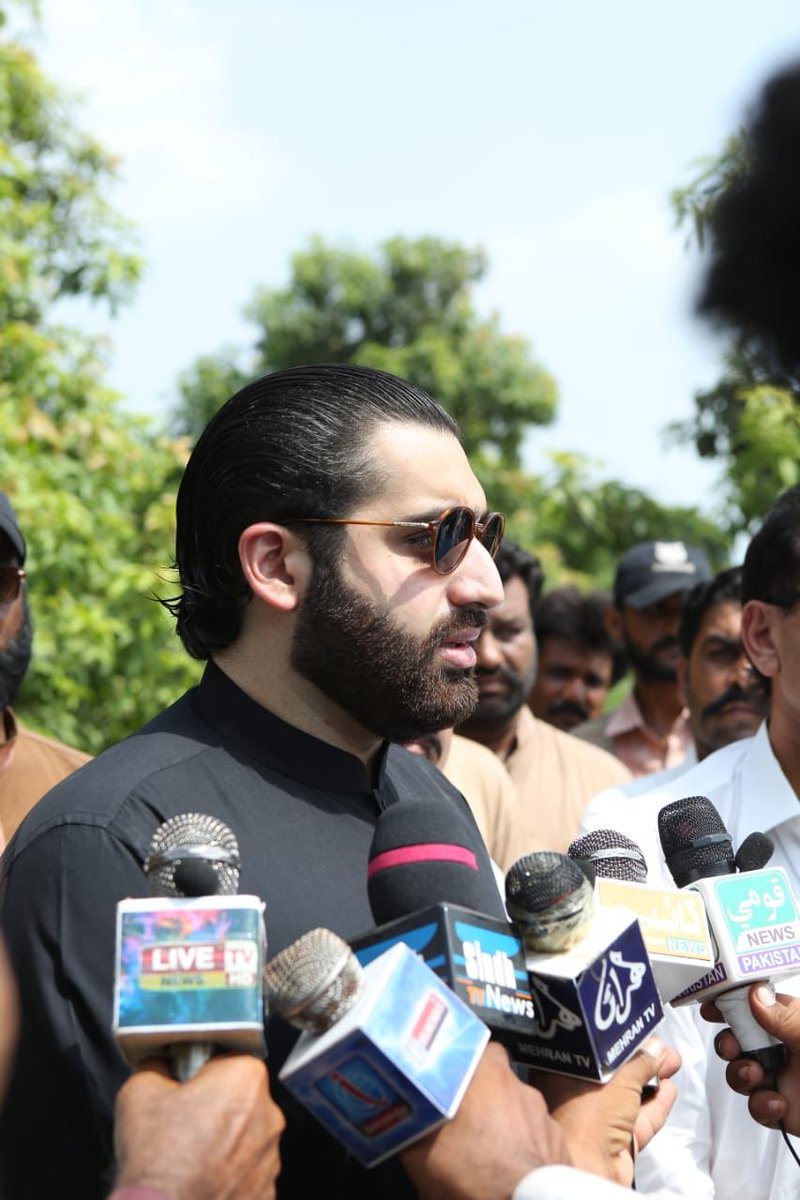 ZaminKaleri's tweet photo. حیدرآباد 25 جون
*صوبائی وزیر اطلاعات شرجیل انعام میمن کی خصوصی ہدایت پر شیخ بھرکیو  کے قریب  پاکستان پیپلزپارٹی کے رہنما راول شرجیل انعام میمن اور اے ایس پی علینہ راجپر  زیادتی کے بعد قتل ہونے والی نشا کولہی کے لواحقین کے پاس پہنچ کر  ان سے تعزیت اور افسوس کا اظہار کیا۔ اس موقع پر پاکستان پیپلز پارٹی  پی ایس 63 کے رہنما  راول شرجیل میمن نے کہا کہ صوبائی وزیر اطلاعات شرجیل انعام میمن کی جانب سے  ایس ایس پی حیدرآباد کو ملزمان کی فوری گرفتاری  کرکے سخت سے سخت سزا دلوانے کی ہدایت کی ہے۔
 انہوں نے کہا کہ یہ واقعہ انتہائی افسوسناک ہے اور اس کی جتنی بھی مذمت کی جائے وہ کم ہے ۔
 راول شرجیل نے سندھ پولیس سے اپیل کی کہ ملزمان کو گرفتار کرکے سخت سزا دی جائے، جب کہ صوبائی وزیر اطلاعات شرجیل انعام میمن کی ہدایت پر متاثرہ خاندان کی ہر ممکن مدد کی جائے گی۔ اس موقع پر اے ایس پی علینہ راجپر نے کہا کہ پولیس معصوم بچی کے قتل میں ملوث ملزمان کو قرار واقعی سزا دلانے کے لیے اپنا بھرپور کردار ادا کرے گی۔
@BBhuttoZardari 
@sharjeelinam 
@rawalsharjeel