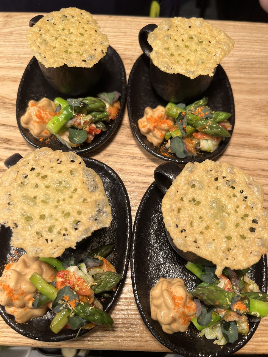 Robbie_lorraine's tweet photo. Asparagus and Lobster 🤤 https://t.co/uPzHDC7g3k