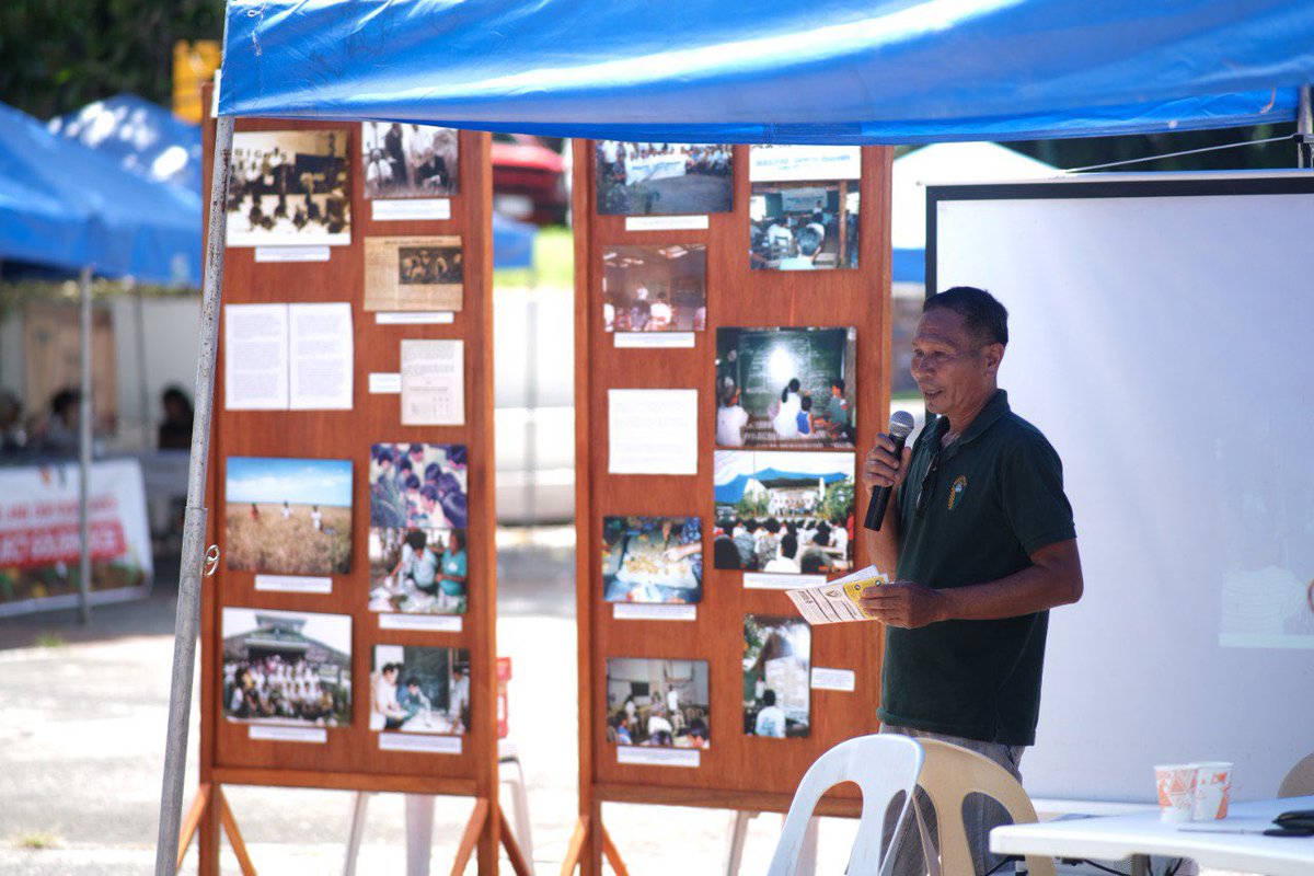 tanglawdevcom's tweet photo. TINGNAN: Sa ika-38 na anibersaryo nito, nagdaos ng isang fair ang Magsasaka at Siyentipiko para sa Pag-unlad ng Agrikultura (MASIPAG Inc.), isang alyansa ng mga magsasaka.

📸: Dan Alexander Abas
📝: Beaula Frances Buena

#TanglawCDC 

1/2 https://t.co/k2IwYiEugR