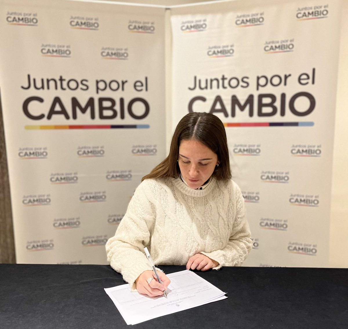 AndreoliIvanna's tweet photo. Quiero contarles que firmé como
precandidata a Diputada Nacional por la Provincia de Buenos Aires.
Orgullosa y agradecida de ser parte del equipo de @DelfinoLucasOk  que hace tantos años trabaja para cambiar la realidad de los vecinos y vecinas de #Hurlingham https://t.co/LLXbn0xeBU