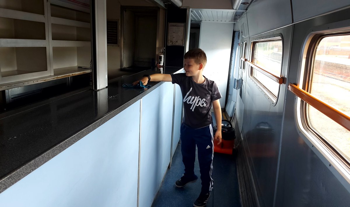We had a little help with cleaning yesterday as we prepare the set for service @midrlybutterley next weekend! We look forward to seeing you there :) 125group.org.uk/running-days-i… Timetable & ticket info: midlandrailway-butterley.co.uk/whats-on/hst-o…