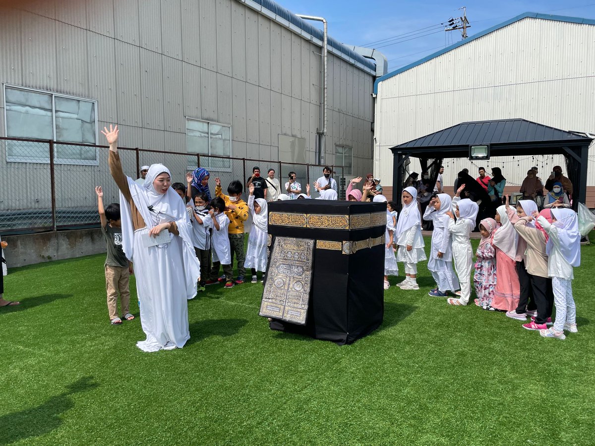 DahwaJapan's tweet photo. 本日６月２５日のJDFキッズプログラム👳🧕は、以下の要領で実施しました

🔶年少クラス 
ー「はじめてのちびっ子ハッジ🕋ツアー✈️」 

パスポートをもって飛行機でサウジアラビアに行くところからはじめたよ！ https://t.co/pbN6n4CDII
