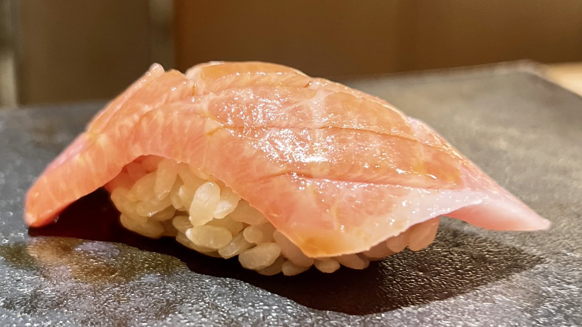 ore_meshi29's tweet photo. 渋谷に爆誕したコスパ最高の寿司がここ。鮑やウニ含むつまみ＋握り22品が8,800円で、1万円以下の寿司ではあまりにも優秀…🥺しかも昼なら6,600円。若い人でもご褒美で手が届く値段なのでメモ推奨。 https://t.co/cYasUrEHR0