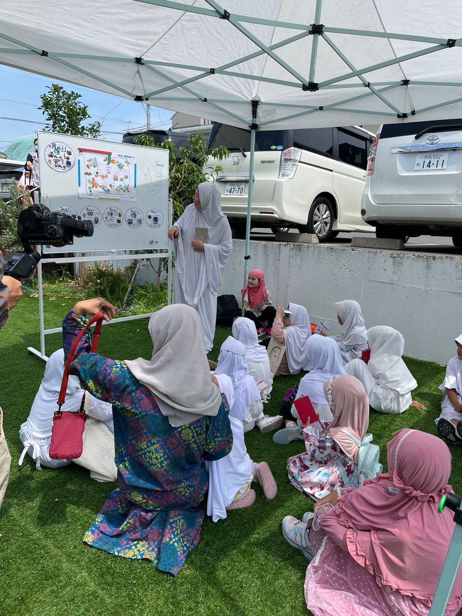 DahwaJapan's tweet photo. 本日６月２５日のJDFキッズプログラム👳🧕は、以下の要領で実施しました

🔶年少クラス 
ー「はじめてのちびっ子ハッジ🕋ツアー✈️」 

パスポートをもって飛行機でサウジアラビアに行くところからはじめたよ！ https://t.co/pbN6n4CDII