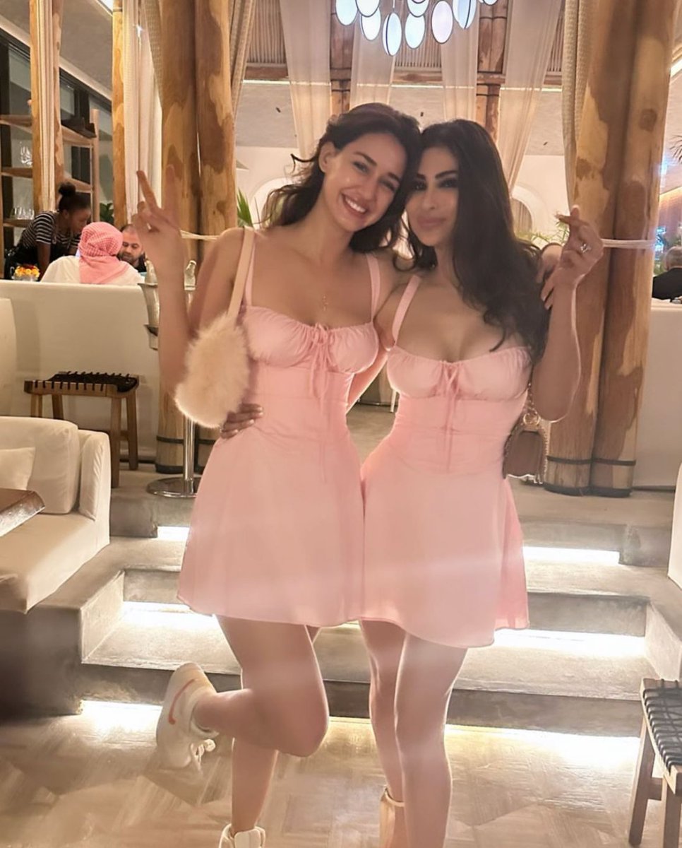 Twinning in pink ..#DishaPatani and #MouniRoy look absolutely gorgeous.❤️

#TheRealTalkin