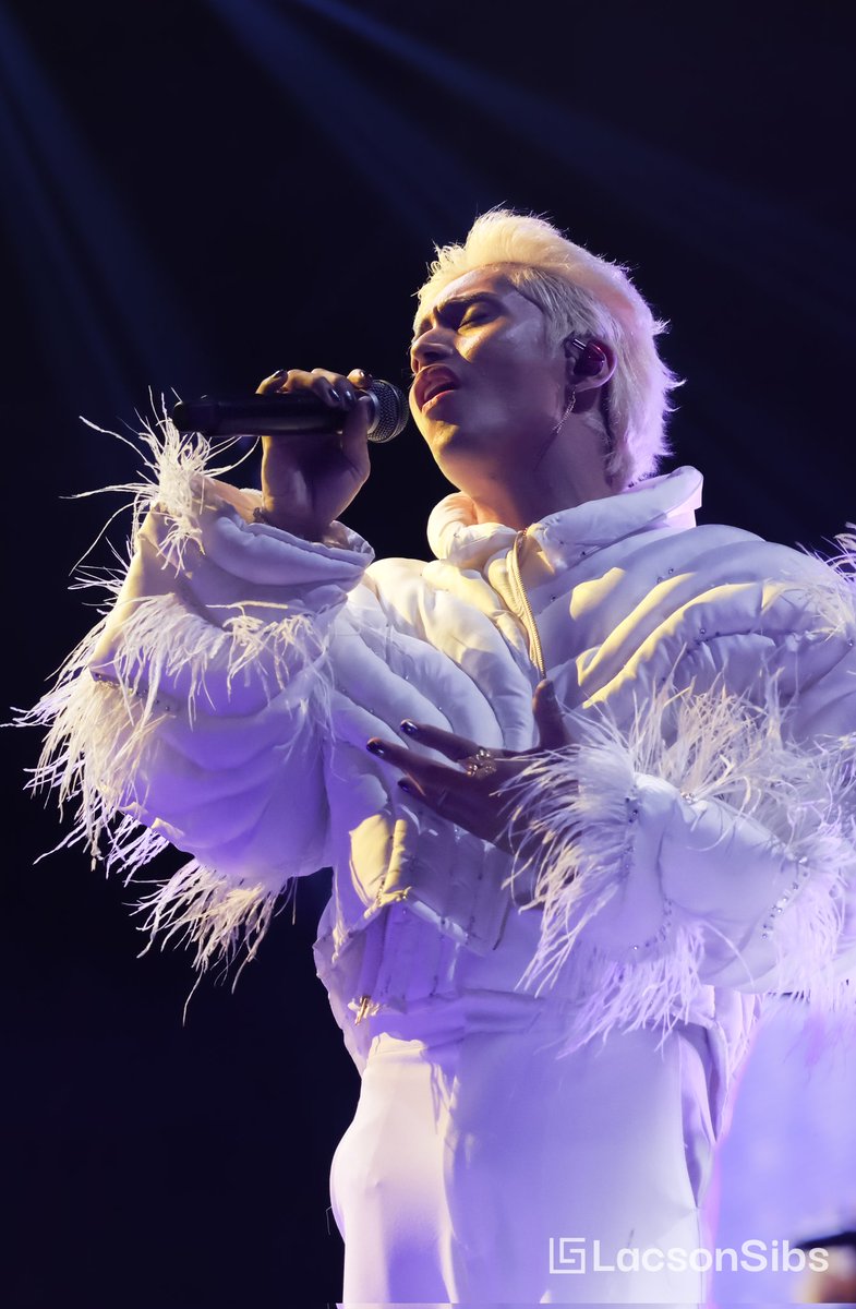 LacsonSibs's tweet photo. Ken, we're so happy you're family was there to witness you pouring out your heart on that stage. 
#SB19_KEN
@felipsuperior

24 June 2023
SB19 MNLCONCERT DAY1 
@SB19Official #SB19
#PAGTATAGWorldTourManila https://t.co/JNF7XsKjD2