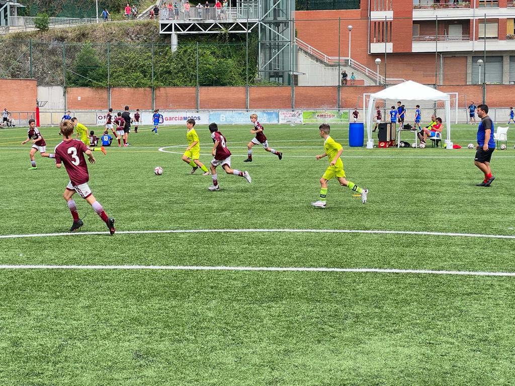 RomoFCoficial's tweet photo. 🏆 TXAPELKETA / TORNEO 🏆

📸 Tras clasificarse ayer para la fase final nuestros dos equipos de 2011 se enfrentan entre ellos en el Memorial #TxusPereda (@indautxu_sd).

📌 También compite hoy el Itzubaltzeta 2012 tras finalizar invicto la previa.

#Romo #cantera #GetxoKirolak https://t.co/krt8QPVVxR