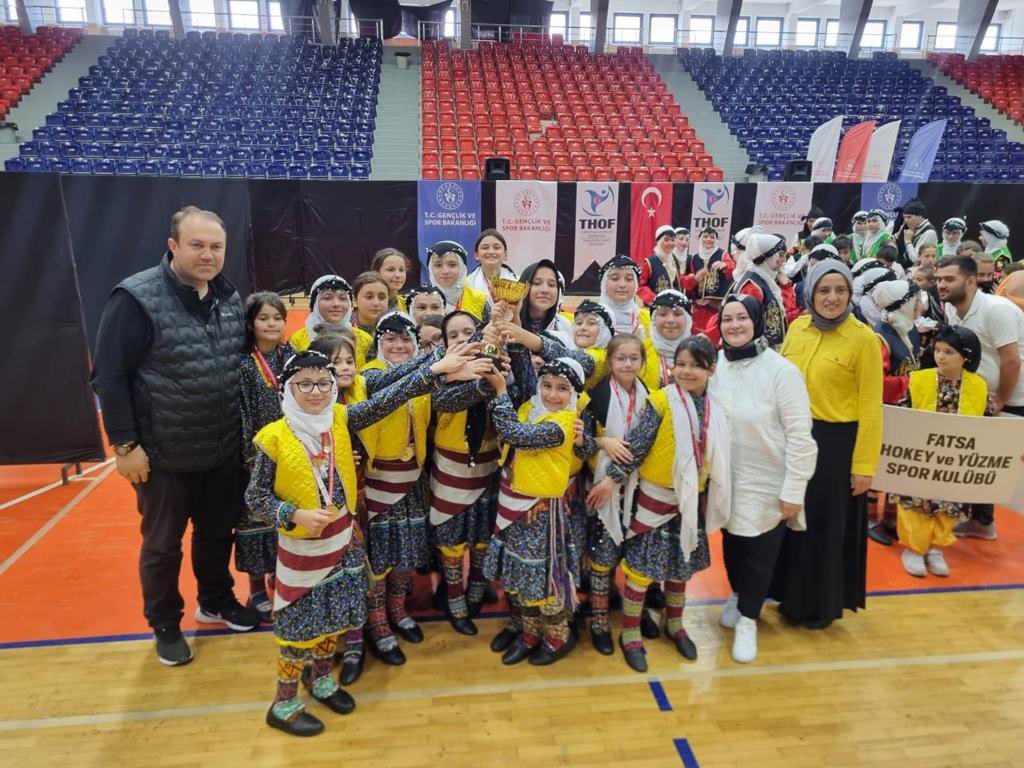 Türkiye Halk Oyunları Fedarasyonu Kulüpler Arası İl Birinciliği Yarışmasında Fatsa Halk Eğitimi Merkezi Gençlik ve Spor Kulübümüz Minikler Kategorisi Geleneksel Düzenlemeli dalda İl birincisi olarak bölge finallerine katılmaya hak kazanmıştır.