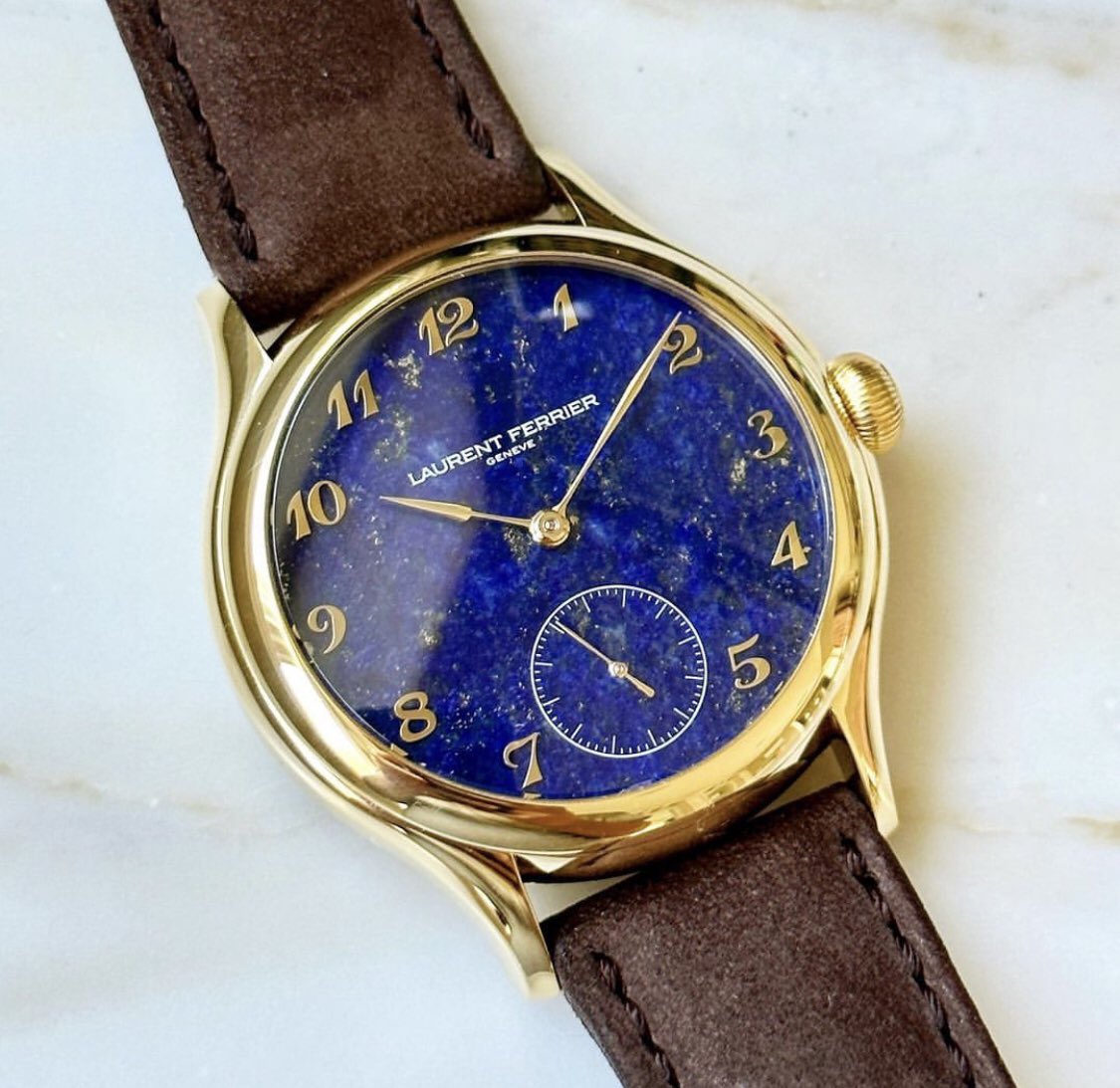 thom_vintage's tweet photo. Laurent Ferrier, Gallet Micro-Rotor.
Une des plus belles montres récentes je pense, elle coche absolument tout ce que j’aime.
Boîtier en or, petite seconde, cadran en Lapis-lazuli, indexs Breguet en applique et un très beau calibre. https://t.co/5FfCStGcy8