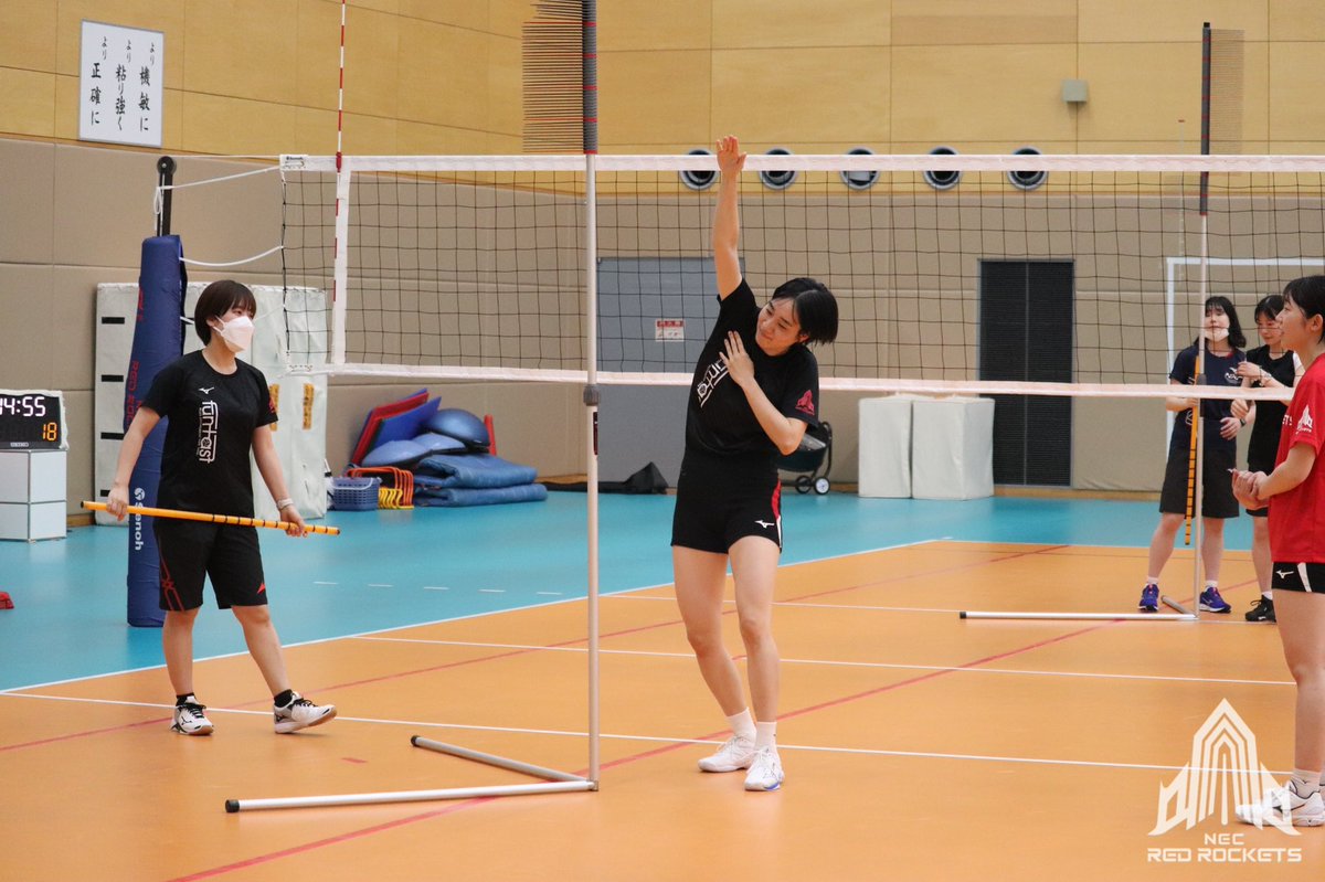 nec_rr_official's tweet photo. 公式Instagramではジャンプ測定の時に指を伸ばしている #柳田光綺 選手のかわちい姿がストーリーに投下されていますが…

実はよく見かける光景✨

これまでの努力にプラスして物理的に指や腕を伸ばして記録を上げようとしている選手達がかわちいので共有です🫶

#少しでも上へ
#NECレッドロケッツ https://t.co/IGR30D0V4M